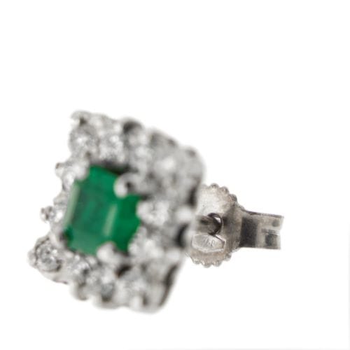 Boucles d'oreilles Boucles d'oreilles - Clous carrés en or blanc 18 ct, émeraudes et diamants 58 Facettes 1609