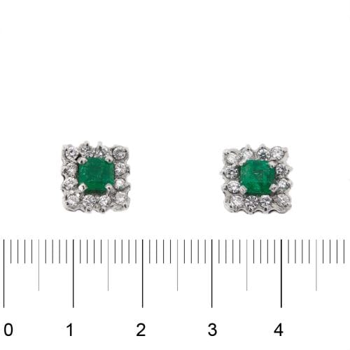 Boucles d'oreilles Boucles d'oreilles - Clous carrés en or blanc 18 ct, émeraudes et diamants 58 Facettes 1609