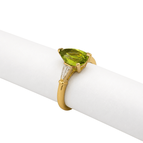 56 Bague en or jaune avec péridot poire et diamants tapers 58 Facettes 37775