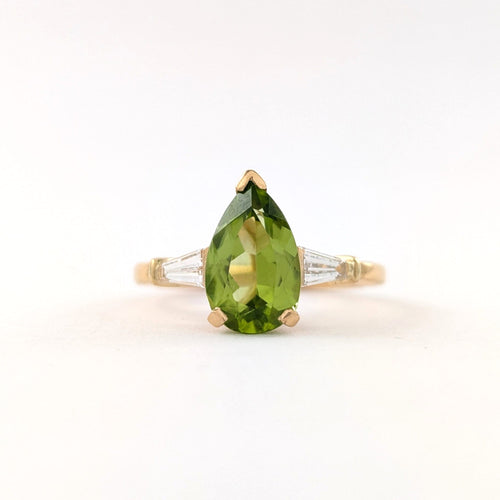 56 Bague en or jaune avec péridot poire et diamants tapers 58 Facettes 37775