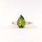 56 Bague en or jaune avec péridot poire et diamants tapers 58 Facettes 37775