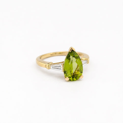 56 Bague en or jaune avec péridot poire et diamants tapers 58 Facettes 37775