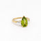 56 Bague en or jaune avec péridot poire et diamants tapers 58 Facettes 37775
