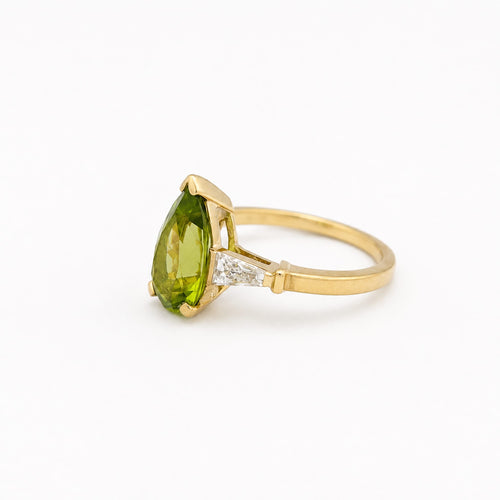 56 Bague en or jaune avec péridot poire et diamants tapers 58 Facettes 37775