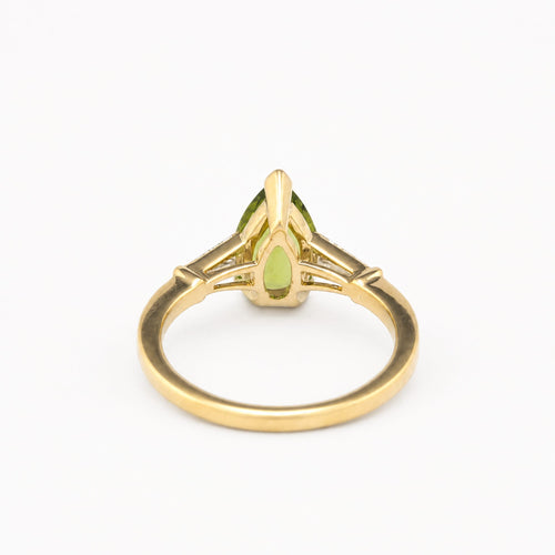 56 Bague en or jaune avec péridot poire et diamants tapers 58 Facettes 37775