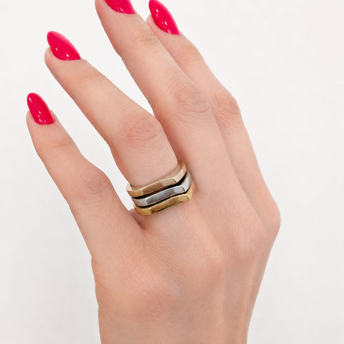 52.5 Trio de bagues en trois ors 18 carats 58 Facettes 36957