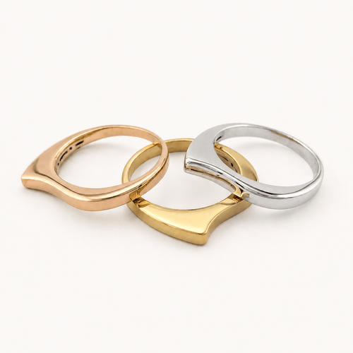 52.5 Trio de bagues en trois ors 18 carats 58 Facettes 36957