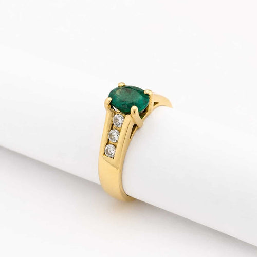 50 Bague en or jaune avec diamants et émeraude 58 Facettes 35372