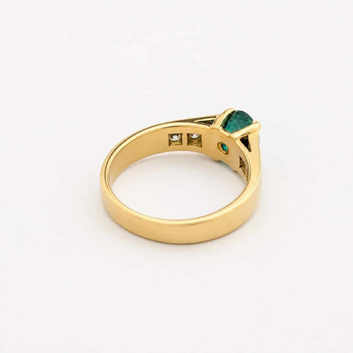 50 Bague en or jaune avec diamants et émeraude 58 Facettes 35372