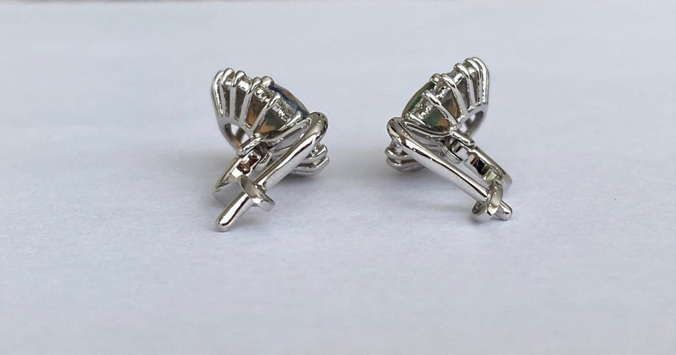 Boucles d'oreilles pendantes en or blanc 18 ct, opales et diamants 58 Facettes earrings