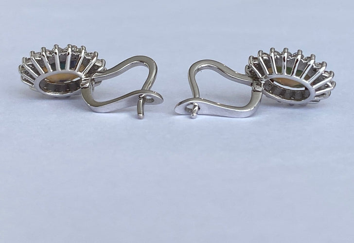 Boucles d'oreilles pendantes en or blanc 18 ct, opales et diamants 58 Facettes earrings