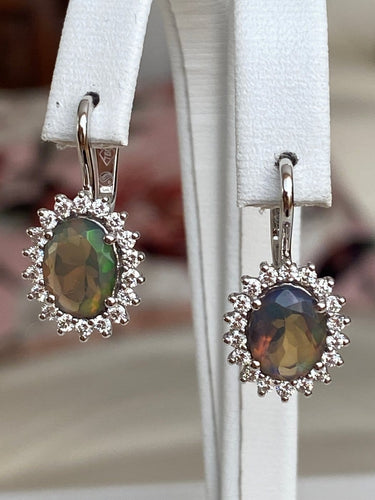 Boucles d'oreilles pendantes en or blanc 18 ct, opales et diamants 58 Facettes earrings