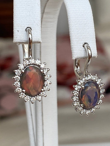 Boucles d'oreilles pendantes en or blanc 18 ct, opales et diamants 58 Facettes earrings