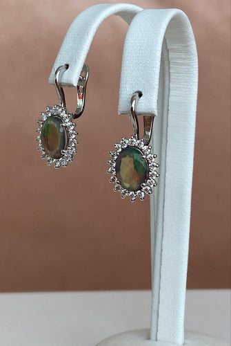 Boucles d'oreilles pendantes en or blanc 18 ct, opales et diamants 58 Facettes earrings