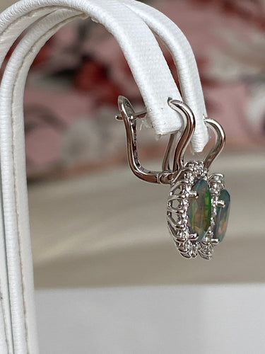 Boucles d'oreilles pendantes en or blanc 18 ct, opales et diamants 58 Facettes earrings