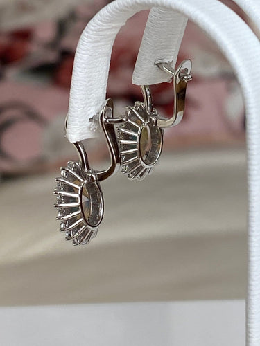 Boucles d'oreilles pendantes en or blanc 18 ct, opales et diamants 58 Facettes earrings