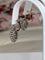 Boucles d'oreilles pendantes en or blanc 18 ct, opales et diamants 58 Facettes earrings