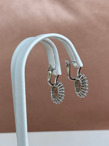 Boucles d'oreilles pendantes en or blanc 18 ct, opales et diamants 58 Facettes earrings