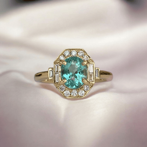54 Bague en or jaune 18 ct, tourmaline Paraiba et diamants 58 Facettes ring