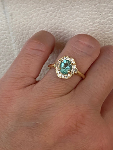 54 Bague en or jaune 18 ct, tourmaline Paraiba et diamants 58 Facettes ring