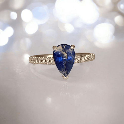 54 ALGT - Bague cocktail en or blanc, saphir de Ceylan et diamants 58 Facettes ring