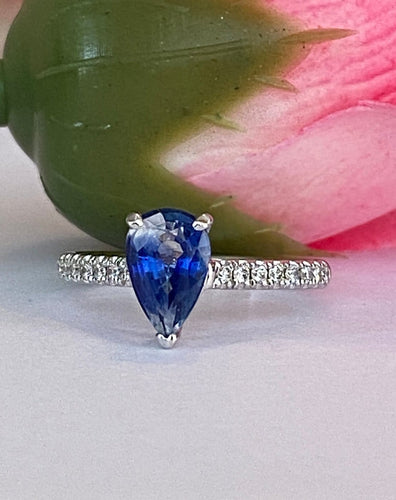 54 ALGT - Bague cocktail en or blanc, saphir de Ceylan et diamants 58 Facettes ring