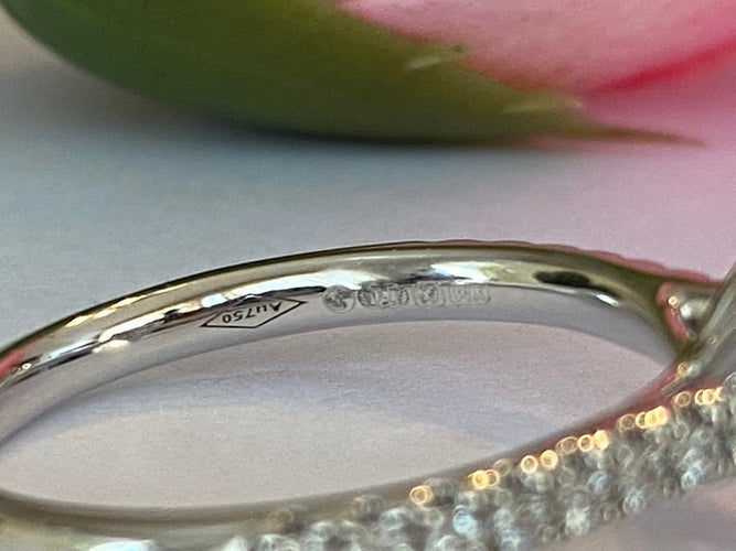 54 ALGT - Bague cocktail en or blanc, saphir de Ceylan et diamants 58 Facettes ring
