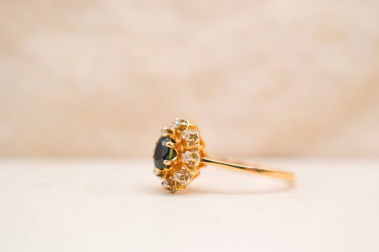 https://cdn.shopify.com/s/files/1/0963/7950/2920/files/bague-marguerite-saphir-diamants_a219056e-2ad8-480a-bee8-e198f057eec8.jpg?v=1788340664