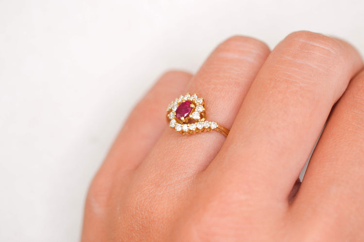 https://cdn.shopify.com/s/files/1/0963/7950/2920/files/bague-marguerite-vintage-style-tourbillon.jpg?v=1788341975