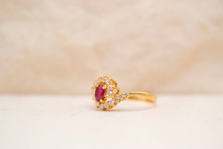 https://cdn.shopify.com/s/files/1/0963/7950/2920/files/bague-marguerite-tourbillon-or-jaune.jpg?v=1788341974