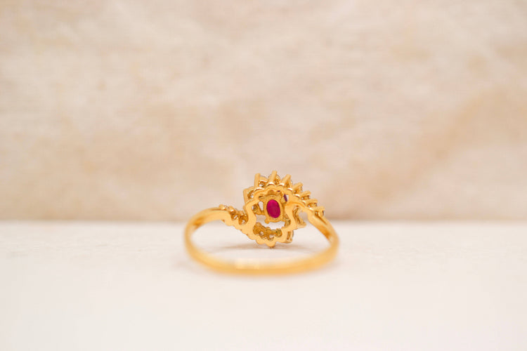 https://cdn.shopify.com/s/files/1/0963/7950/2920/files/bague-marguerite-rubis-diamants_4787c87c-e077-4dc8-8611-2f54f60c2c3a.jpg?v=1788341975