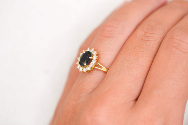 https://cdn.shopify.com/s/files/1/0963/7950/2920/files/bague-marguerite-saphir-diamants-vintage.jpg?v=1788344569