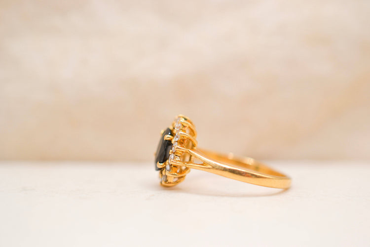 https://cdn.shopify.com/s/files/1/0963/7950/2920/files/bague-pompadour-volumineuse-saphir-diamants-or-jaune.jpg?v=1788344570