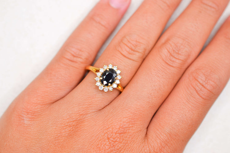 https://cdn.shopify.com/s/files/1/0963/7950/2920/files/bague-or-jaune-saphir-diamants-marguerite.jpg?v=1788344569