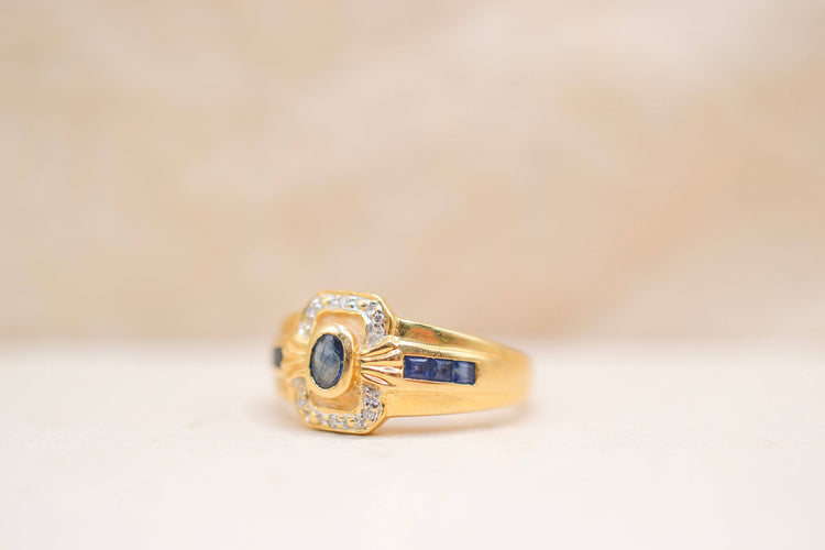https://cdn.shopify.com/s/files/1/0963/7950/2920/files/bague-art-deco-saphir-diamants_ff091457-8a19-4e24-82e7-733c55eb9000.jpg?v=1788346143