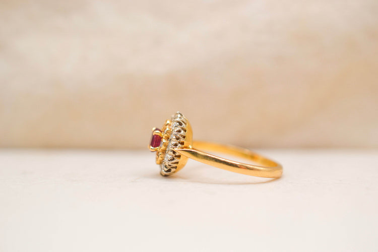 https://cdn.shopify.com/s/files/1/0963/7950/2920/files/bague-or-jaune-pompadour-rubis-diamants.jpg?v=1788347426