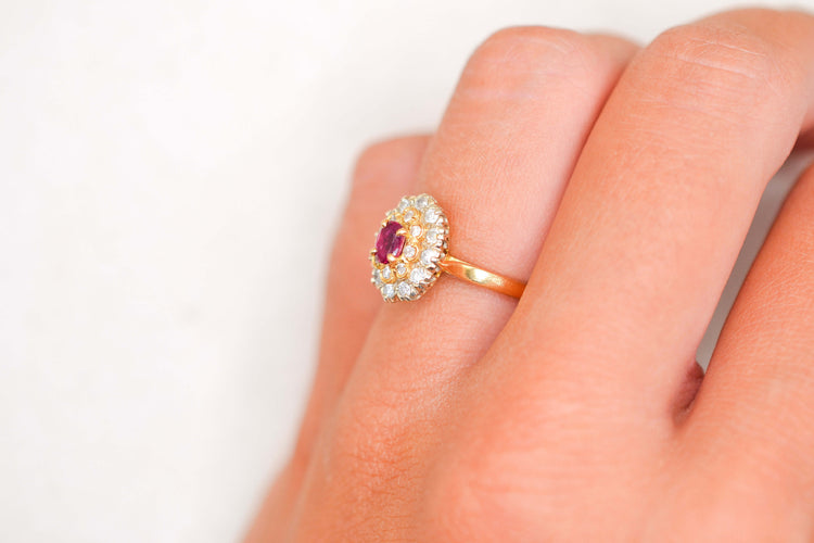 https://cdn.shopify.com/s/files/1/0963/7950/2920/files/bague-pompadour-marguerite-ancienne.jpg?v=1788347426