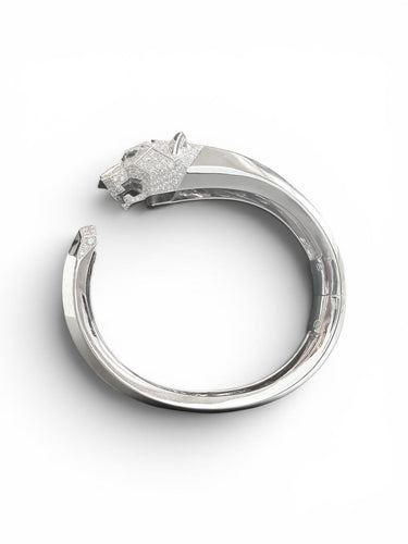Panther - Bracelet manchette en or blanc, diamants, onyx et émeraudes 58 Facettes BR1575
