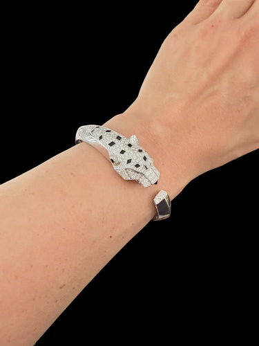 Panther - Bracelet manchette en or blanc, diamants, onyx et émeraudes 58 Facettes BR1575