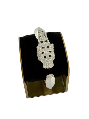 Panther - Bracelet manchette en or blanc, diamants, onyx et émeraudes 58 Facettes BR1575