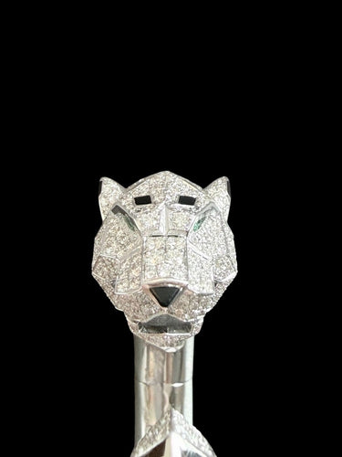 Panther - Bracelet manchette en or blanc, diamants, onyx et émeraudes 58 Facettes BR1575