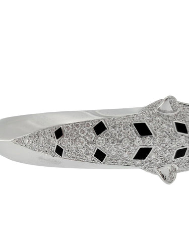Panther - Bracelet manchette en or blanc, diamants, onyx et émeraudes 58 Facettes BR1575