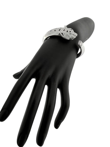 Panther - Bracelet manchette en or blanc, diamants, onyx et émeraudes 58 Facettes BR1575