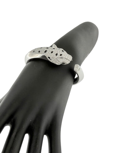 Panther - Bracelet manchette en or blanc, diamants, onyx et émeraudes 58 Facettes BR1575