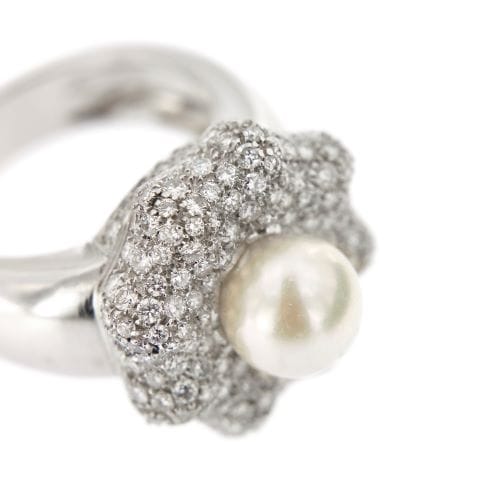 Bague 57 Bague fleur en or blanc 18 ct avec perle et diamants 58 Facettes 10510