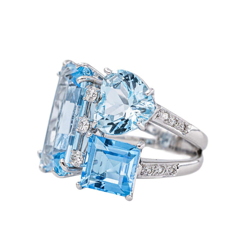 54 Bague cocktail en or blanc, topazes et diamants 58 Facettes 5867548RV