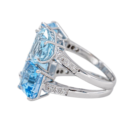 54 Bague cocktail en or blanc, topazes et diamants 58 Facettes 5867548RV