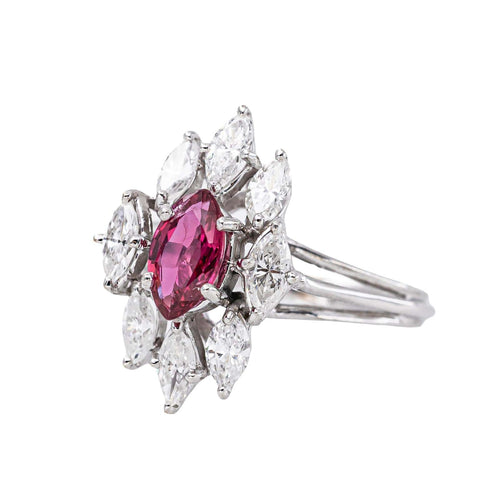 53 Bague marquise en or blanc, rubis et diamants 58 Facettes 5908514RV