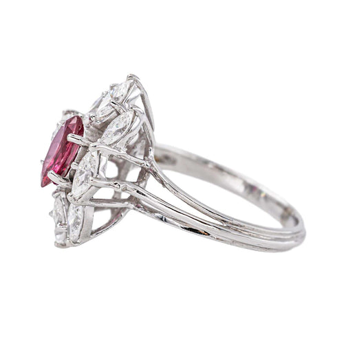 53 Bague marquise en or blanc, rubis et diamants 58 Facettes 5908514RV