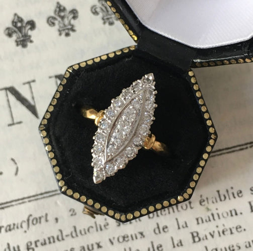 51.5 Bague navette en or blanc et jaune 18K et diamants 58 Facettes 277